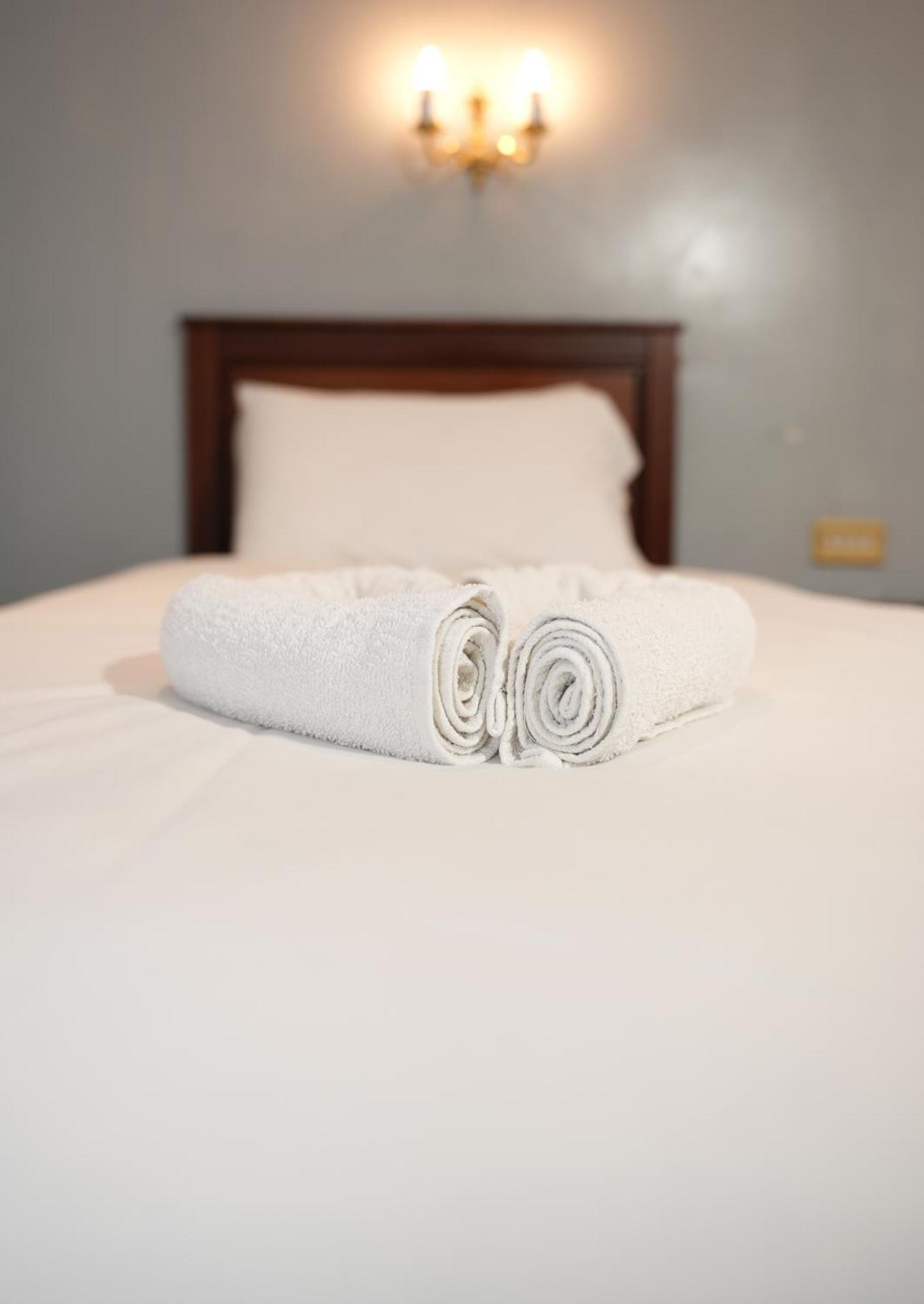 Consort Hotel Родъръм Екстериор снимка