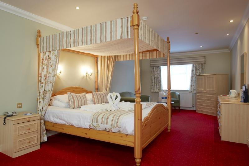 Consort Hotel Родъръм Екстериор снимка